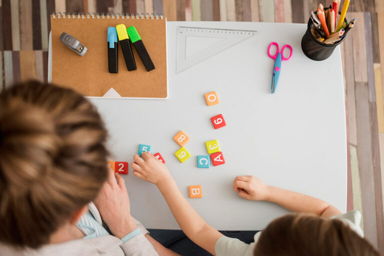 Tại sao "học mà chơi" lại quan trọng khi bé học tiếng Anh tại nhà?