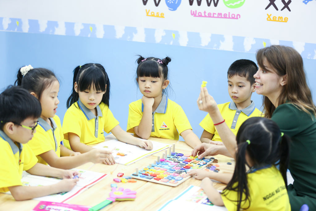 Các bé học tiếng Anh tại Thần Đồng