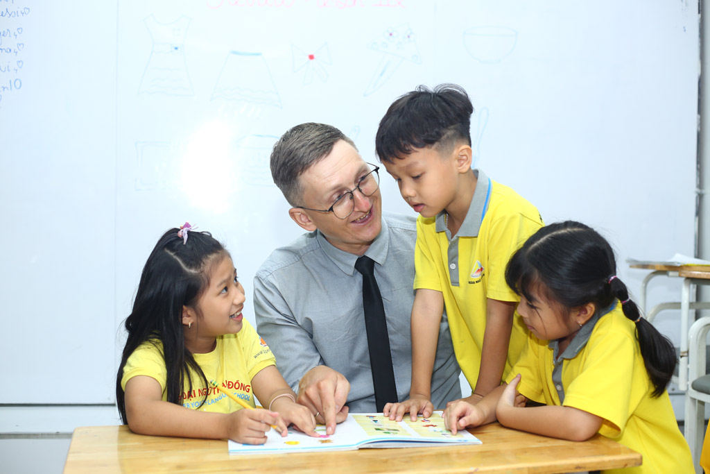 Học nhiều màu sắc hơn nữa tại Ngoại Ngữ Thần Đồng