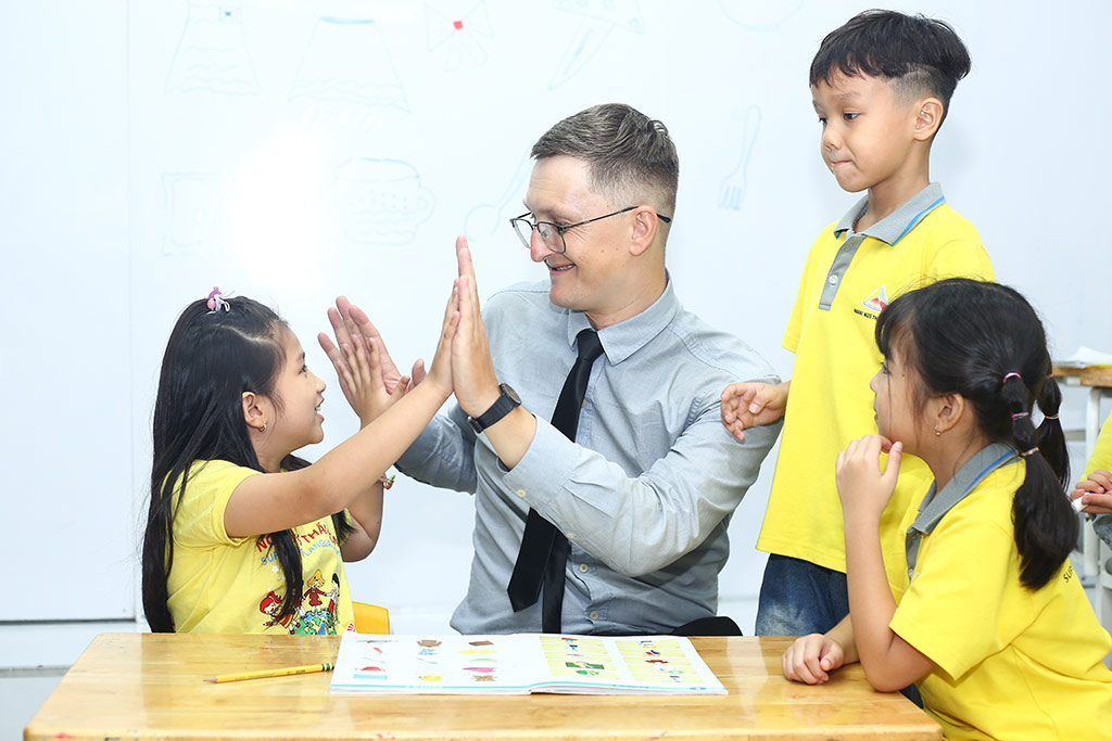 Giải mã "tư duy ngôn ngữ toàn diện" và 4 lợi ích con sẽ nhận được