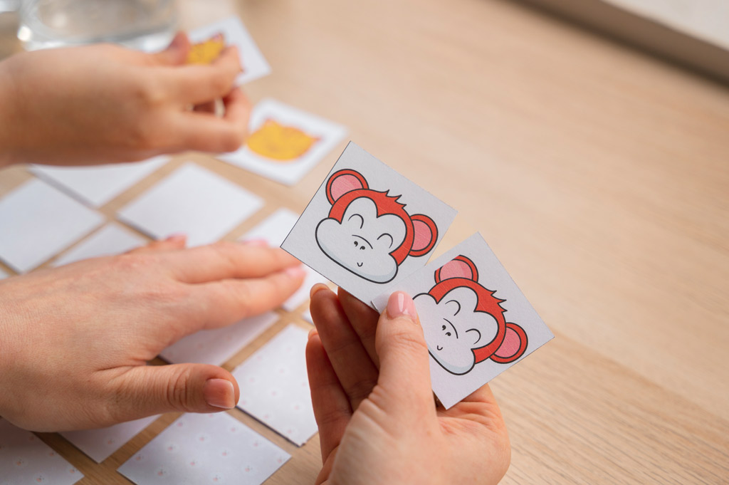 Sử dụng thẻ từ (flashcard) và trò chơi tương tác