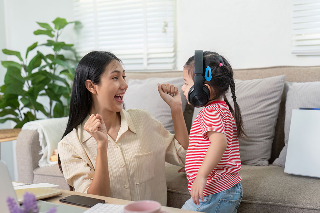 Luôn khen ngợi và động viên bé