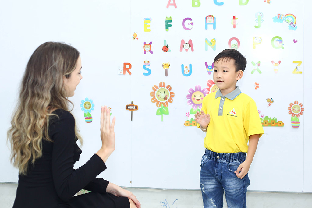 Bé nhận được những lợi ích vượt trội nào khi học tiếng Anh từ 4 tuổi?