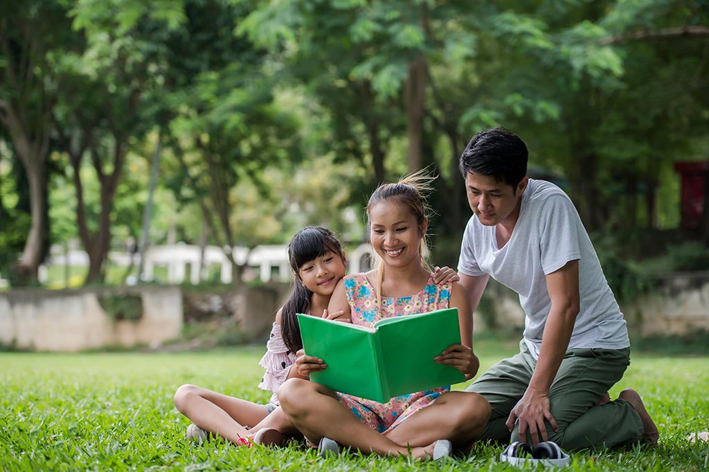 Đọc sách truyện tiếng Anh cùng con