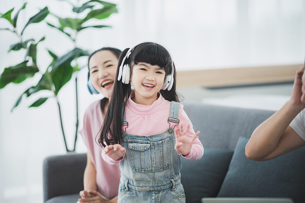 Học qua bài hát và phim hoạt hình