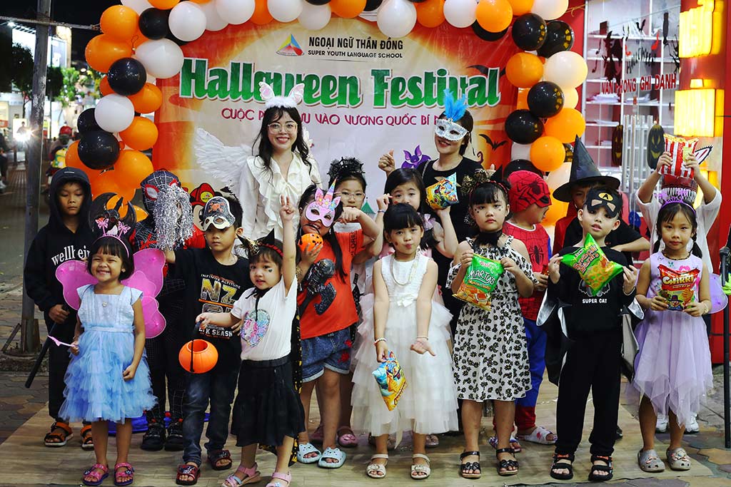 Học tiếng Anh qua trải nghiệm Halloween tại Super Youth