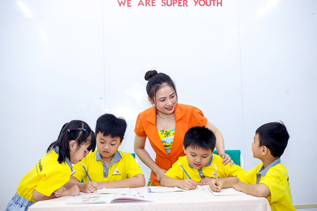 Vượt xa từ vựng: Xây dựng sự tự tin giao tiếp cùng Super Youth