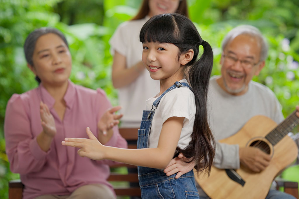 Học qua bài hát và vận động