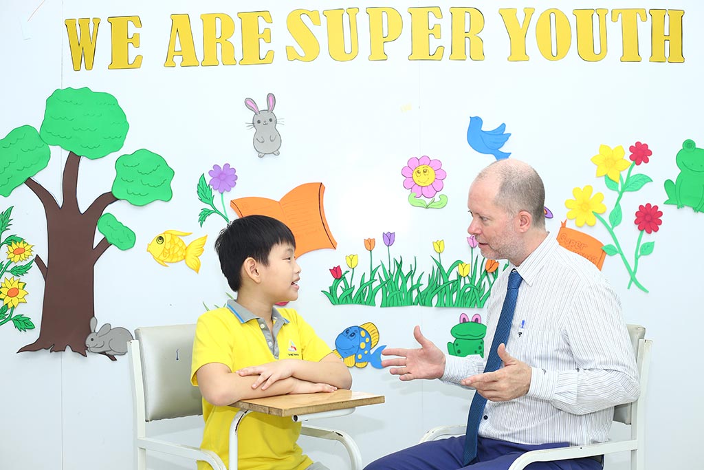 Tại sao bé lớp 1 nên tập trung vào tiếng Anh giao tiếp?