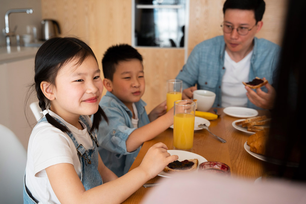 Mẫu câu dùng trong bữa ăn gia đình