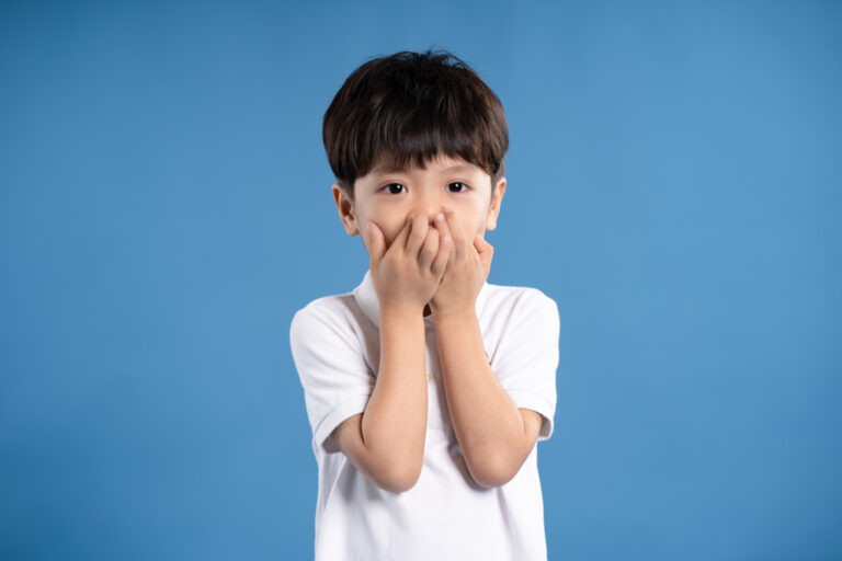 Tại sao bé ngại nói tiếng anh dù biết nhiều từ vựng?