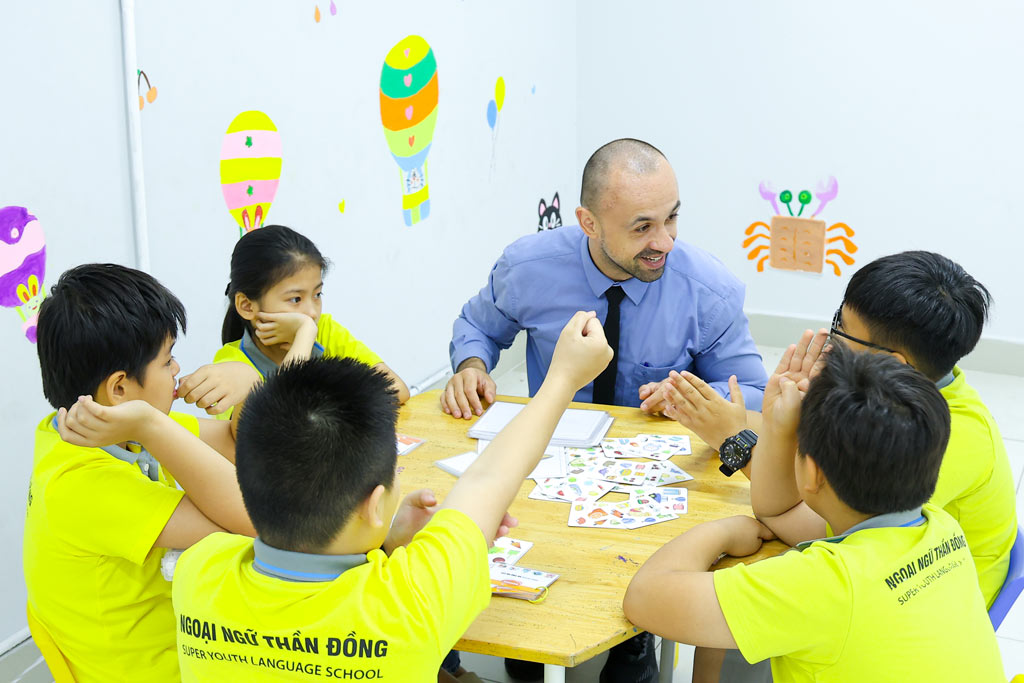 5 lý do nên chọn cho bé học tiếng Anh hè thay vì ở nhà xem tivi