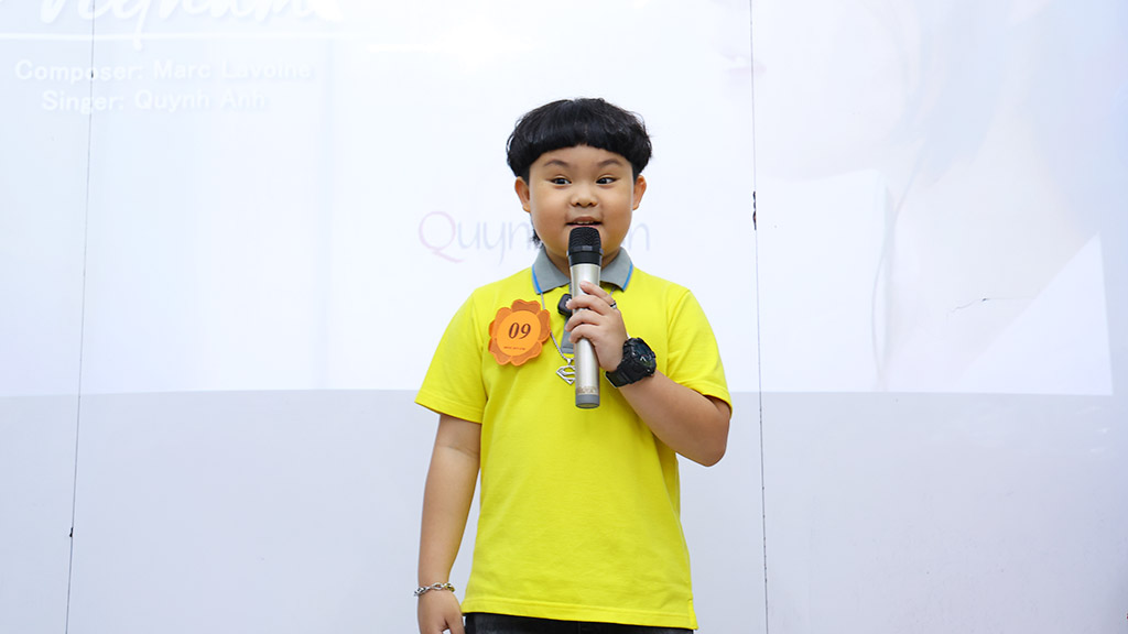 Học viên thuyết trình vòng Bán kết Speaking Contest