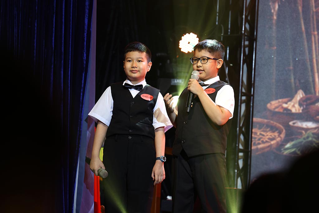 Người dẫn chuyện Andrew and Doraemon