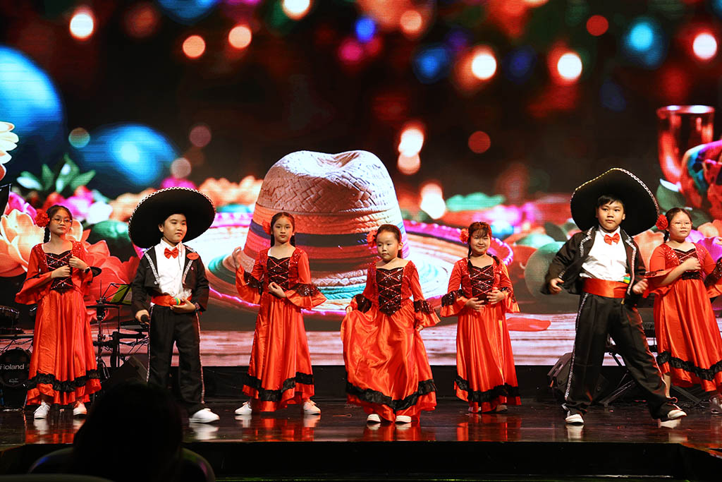 Frenty và các bạn học viên trong phần vũ điệu Mexico